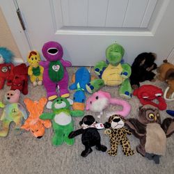 A LOT of 18 Medium Size Plush Toys