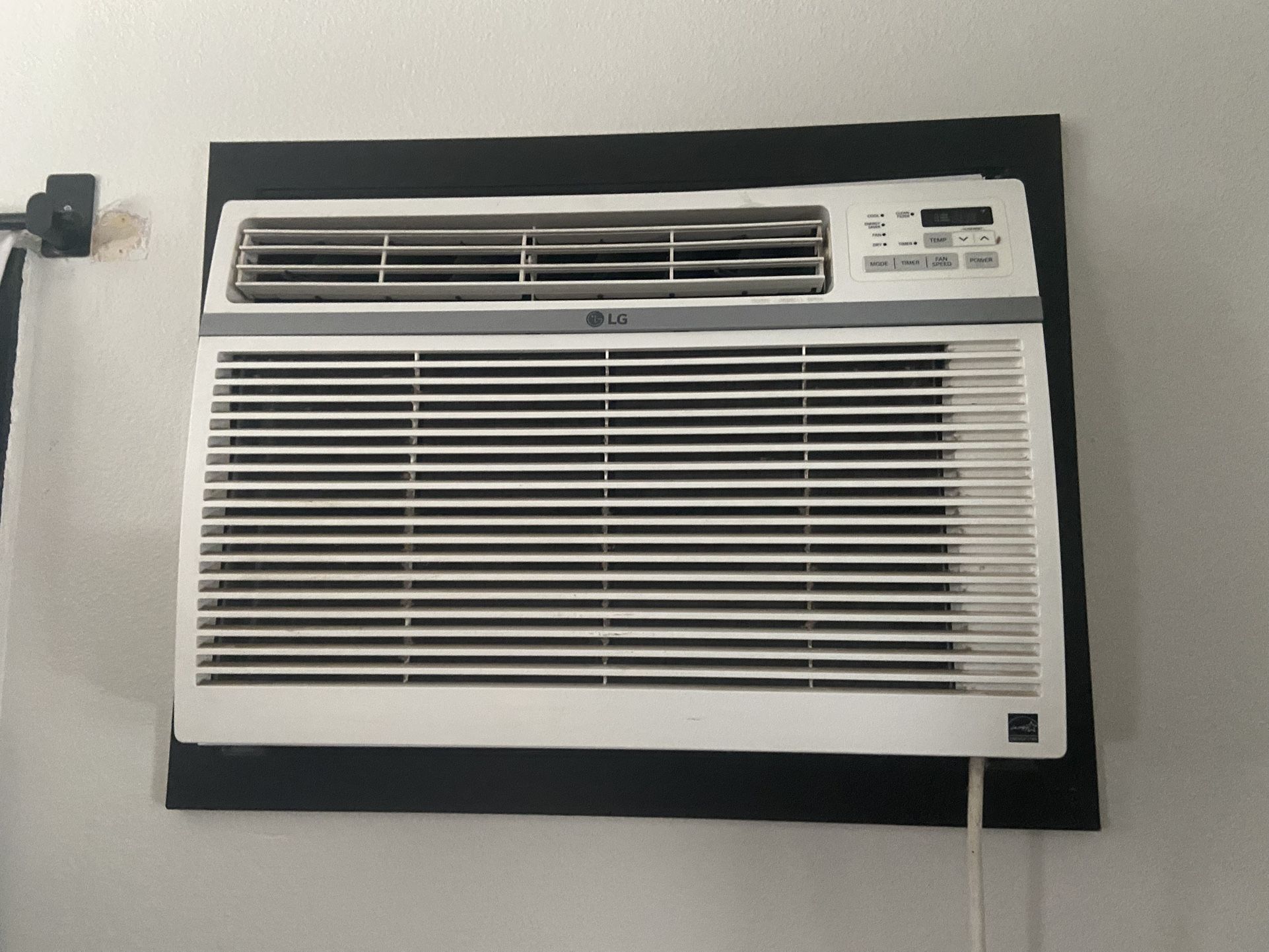 LG WALL AIR CONDITIONER W/CONTROL REMOTE