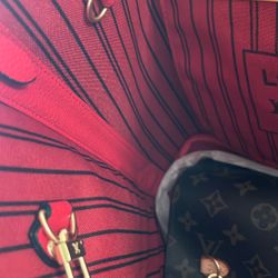 Tote Will Never Fill - See Description 