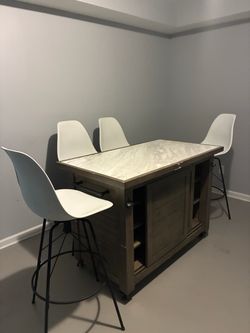 Island that has 4 barstools