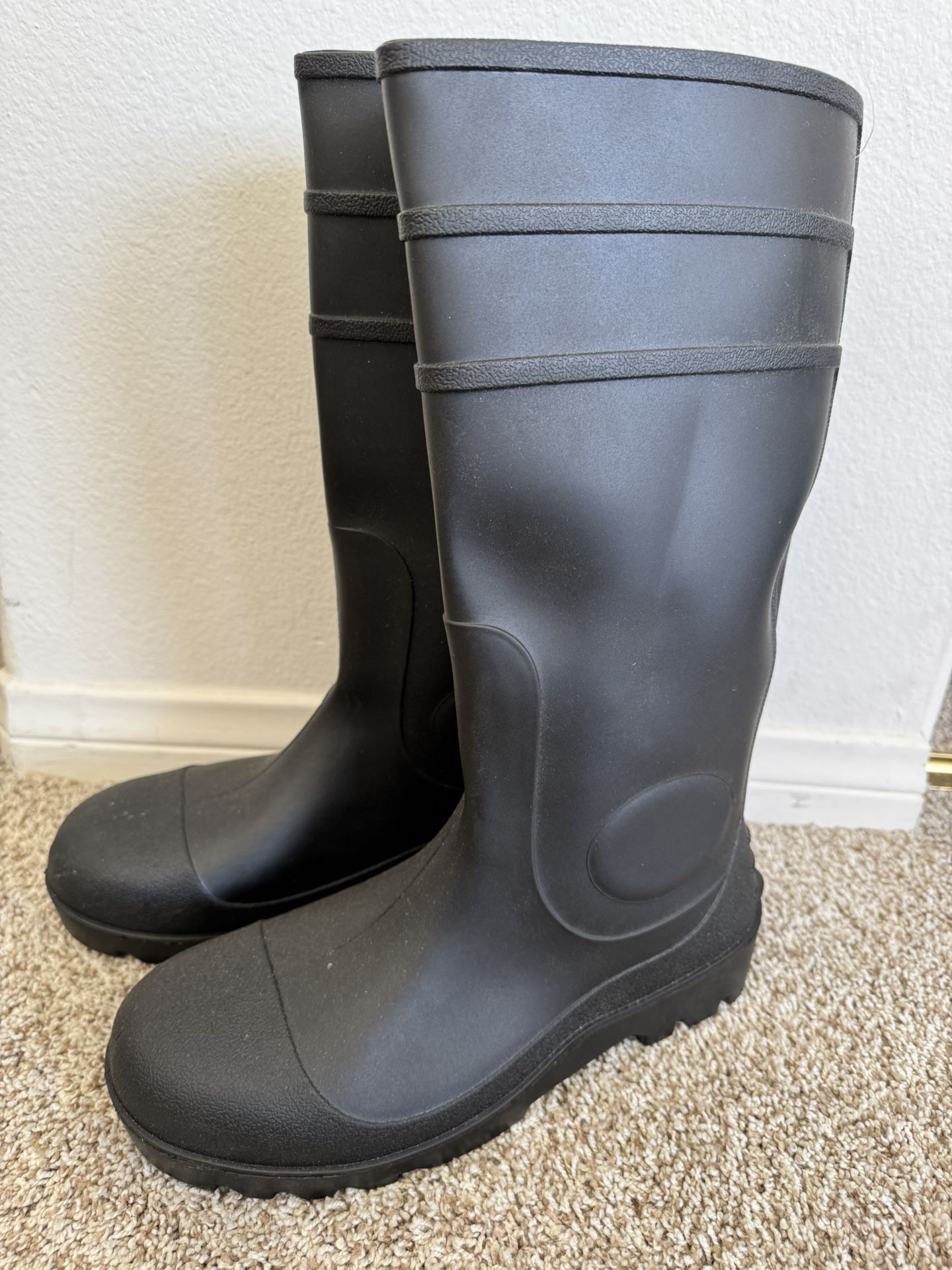 New Men’s Waterproof boots. Size 10