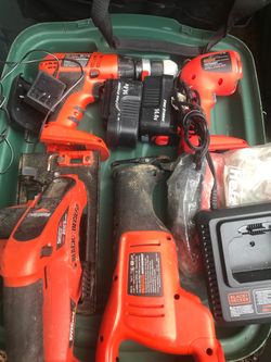 Black & Decker constructions soul light Sauzal batteries battery charger and bag everything goes for $60 firm