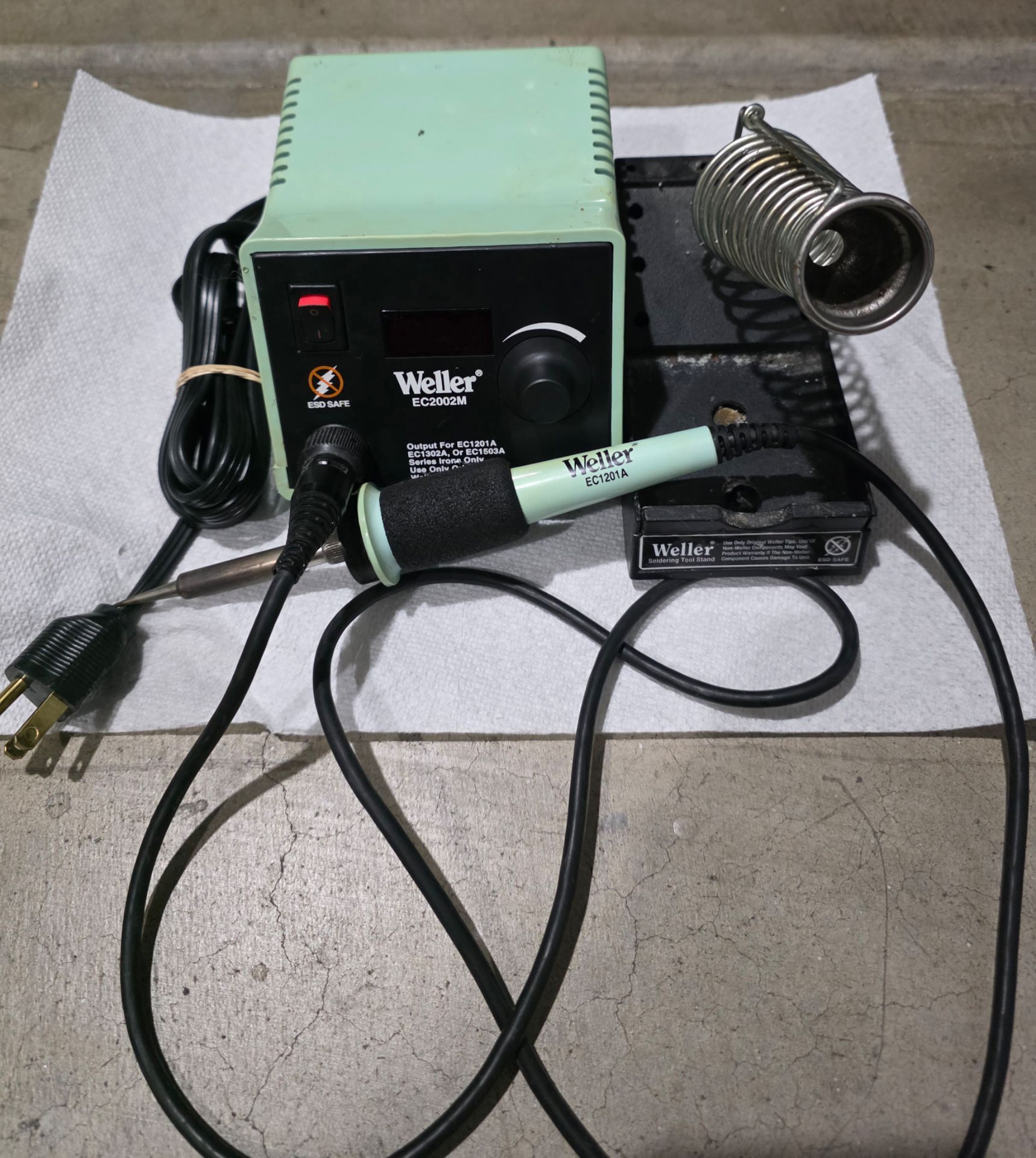 Weller EC2002M Soldering Station with EC1302A Soldering Iron Works Great