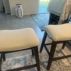 Medium table for 4 with storage