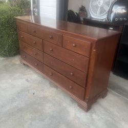 Dresser Works Excellent No Hold