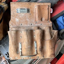 Drywall left-handed tool pouch