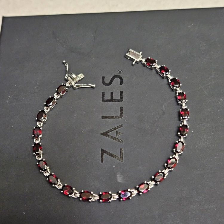 New Never Used 7.25 Inch Sterling Silver Garnet Tennis Bracelet. 4.57 mm in width. Must Pick Up In Horizon. Serious Offers Accepted. 