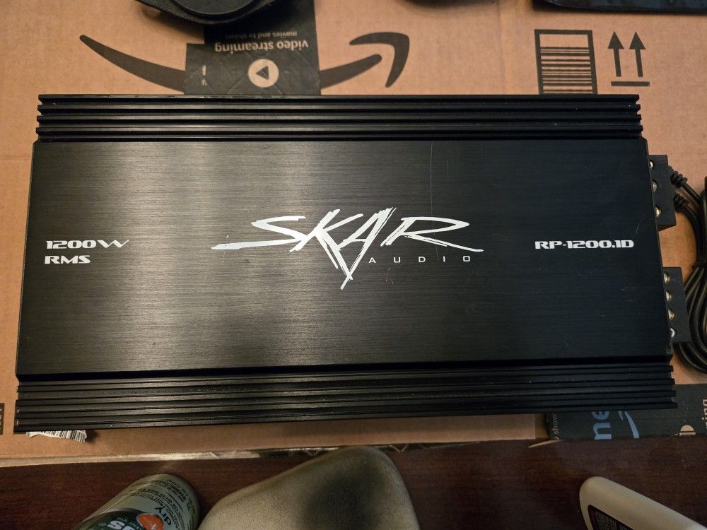 Skar Audio 1200 Watts RMS Amp And 3 Skar 8" Subs In Box