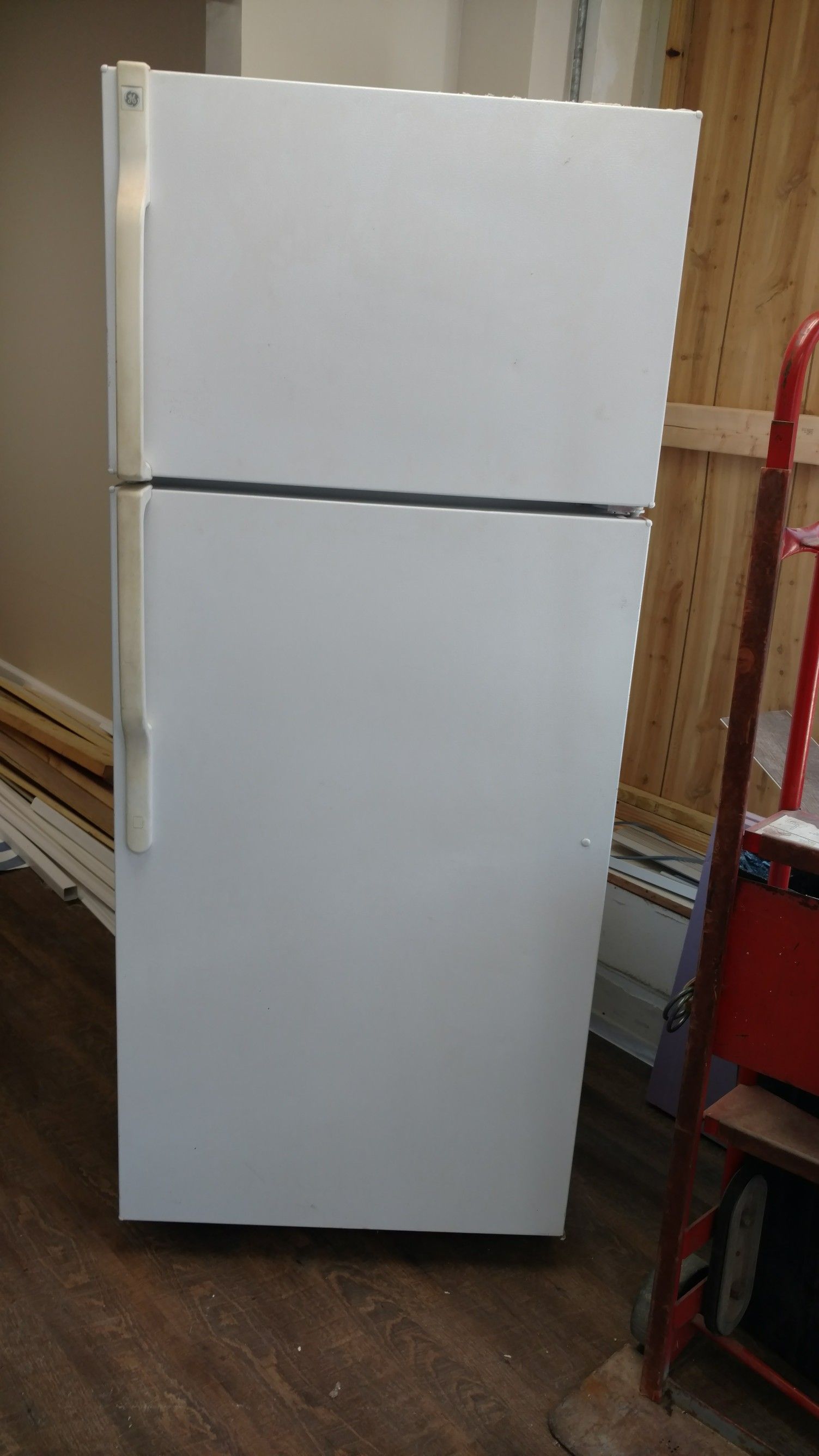 GE 18 cubic foot refrigerator/freezer