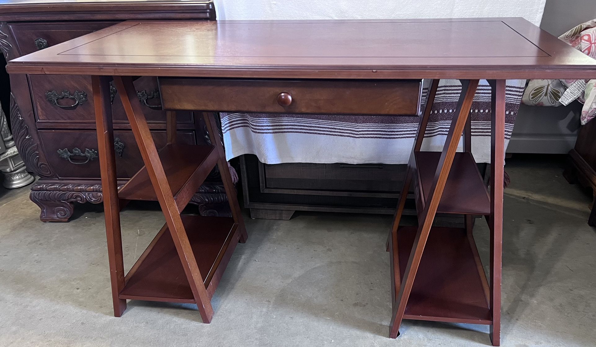 Desk table. Pier one furniture, excellent condition. Hablo Español Y Hago Entrego