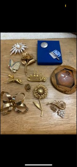 Vintage jewelry 11 brooches/pins