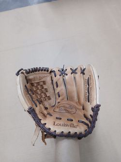 Louisville Slugger TPX Helix Series baseball glove, model PLB1052, for right-handed throwers (RHT).

⚾ Size: 10.5” — great for youth players
🧤 Web St