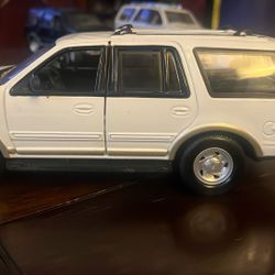 1/24 2000 Ford Expedition XLT Toy Car 