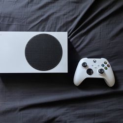Xbox Series S And Monitor 