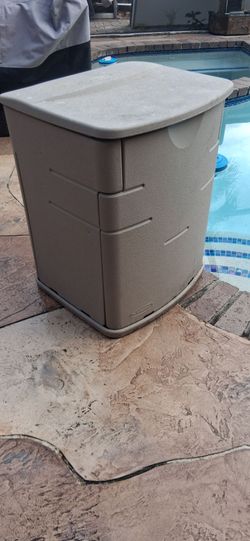 Rubbermaid Outdoor waste bin trash can  pool deck spa picnic Outdoor storage
