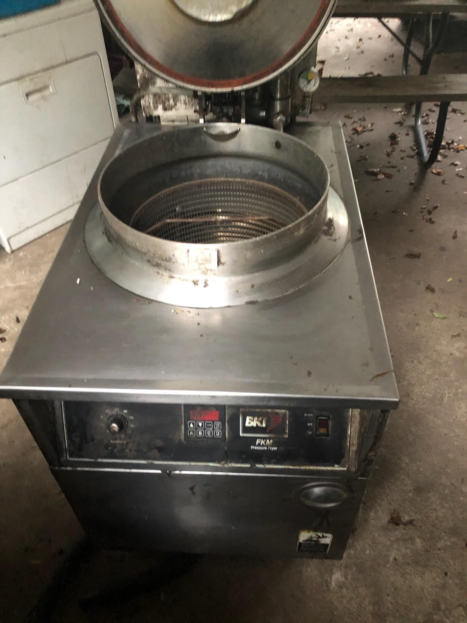 Pressure fryer