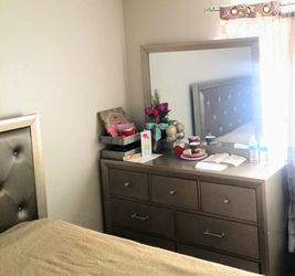 Bedroom incluye frame y foot board Dresser y Night stand y colchones