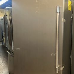 New Open Box Frigidaire 18 Cu Ft Upright Freezer With Ice Maker