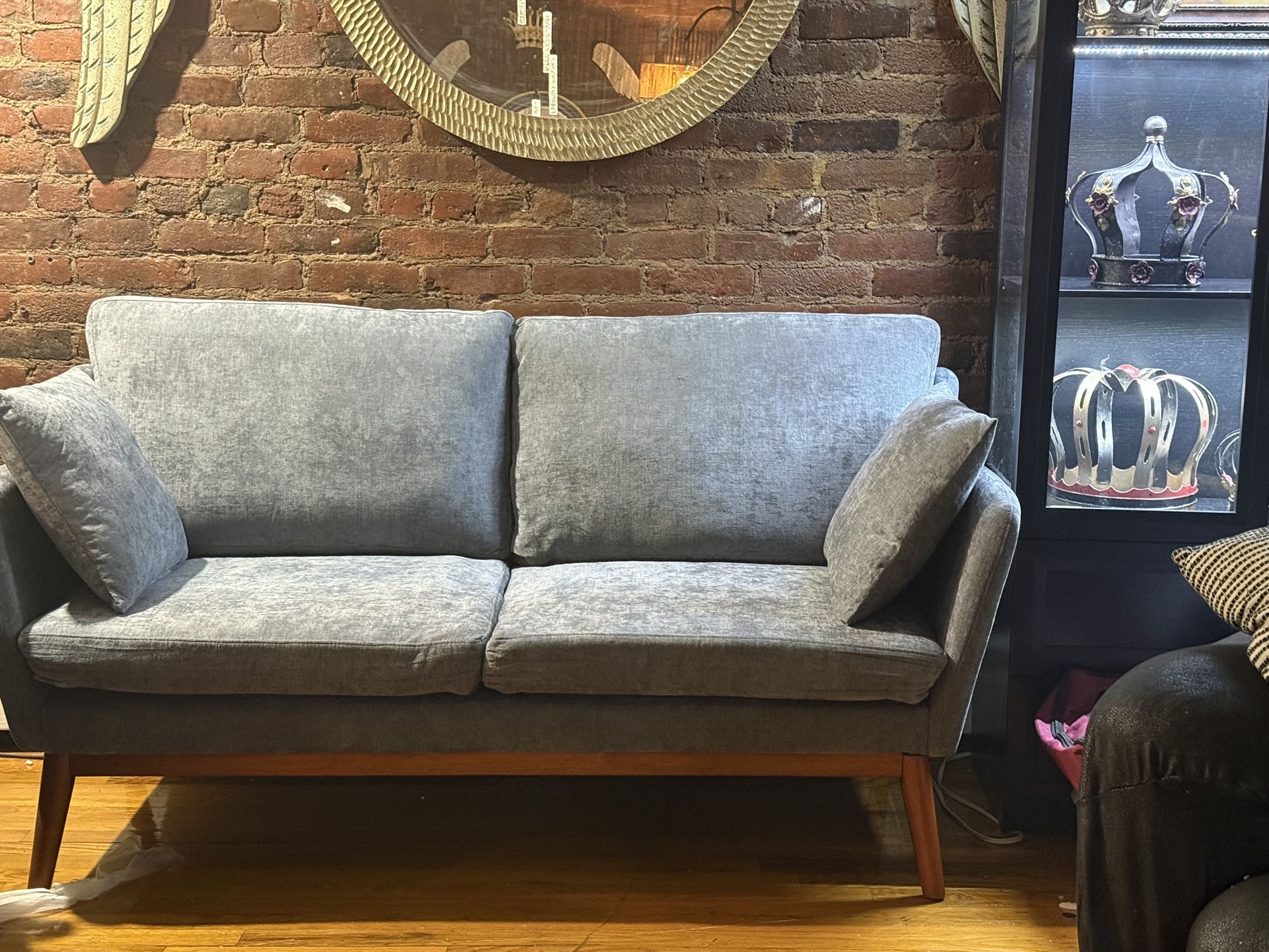 Modern 2-Seater Sofa In Grey With Solid Wood Legs