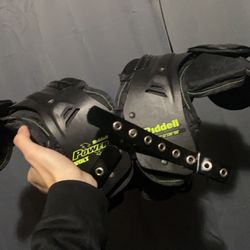 Riddle Surge Shoulder Pads( Medium) 