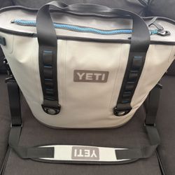 Yeti M30 Hopper