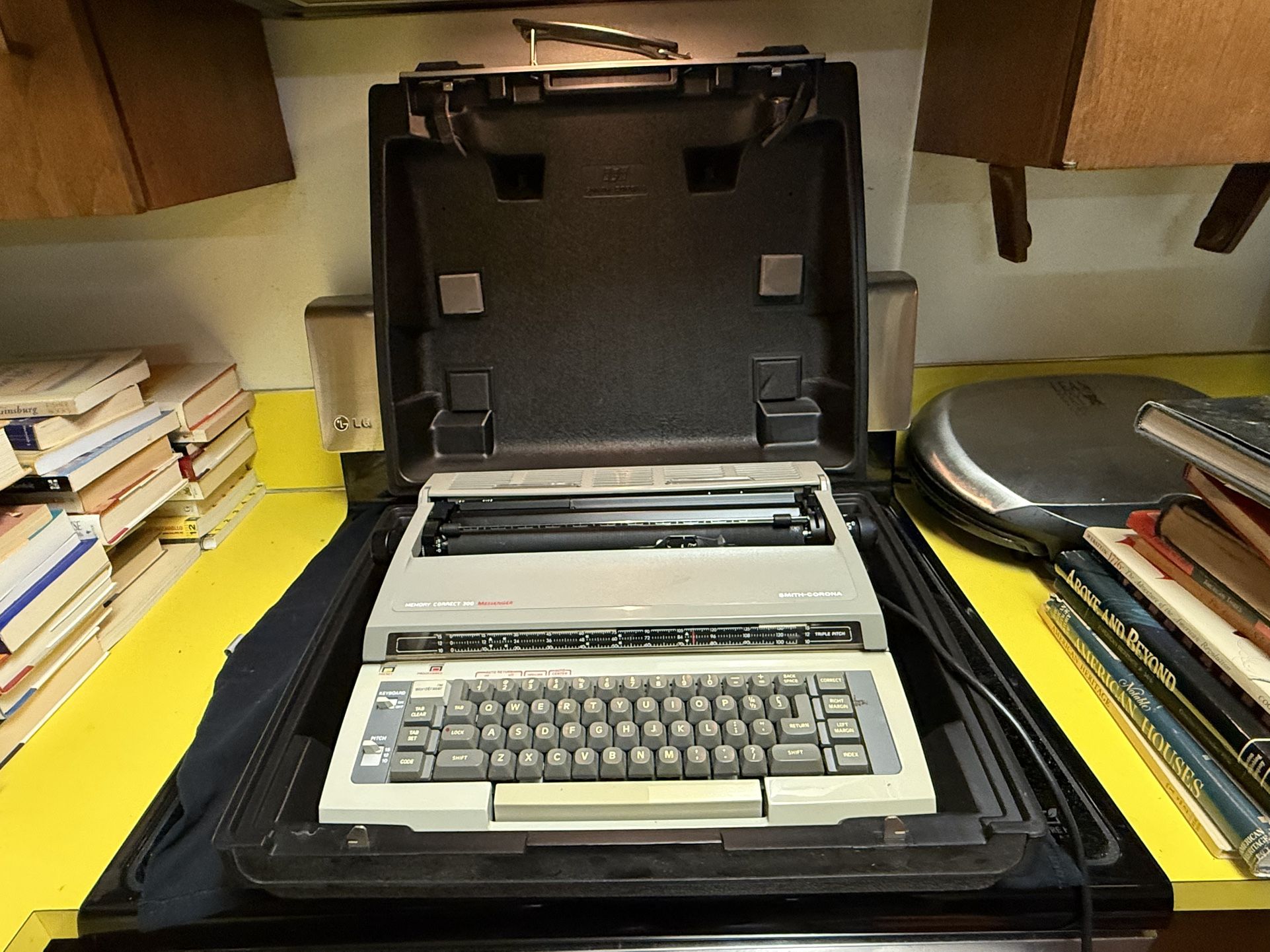 Vintage Smith Corona memory correct 300 Messenger electric typewriter in original case