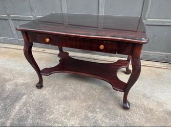 Traditional Queen Anne-style lamp table or sofa table