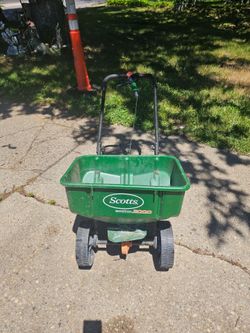 Price is firm.. Scott's3,000 seat spreader