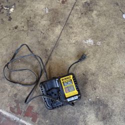 DeWALT Cargador de Batería de Iones de Litio Max 12V / 20V DCB112
