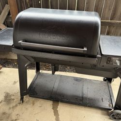 Traeger Woodridge Pro Pellet Smoker Grill 675$