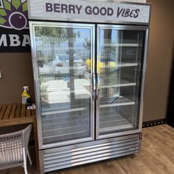 Commercial True Double Glass Door Refrigerator – Works Perfectly – 110/220V – Like New!