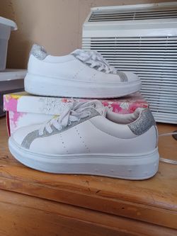 Skechers  Womens Size 7