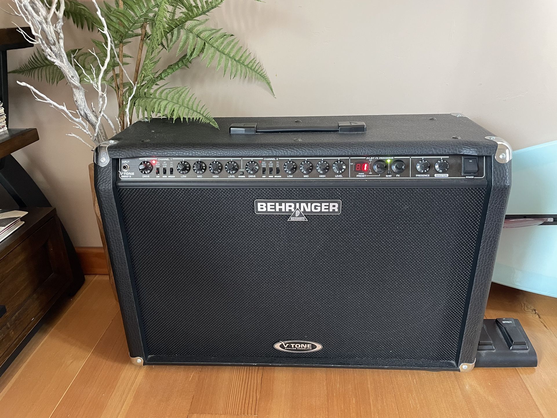 Behringer V-Tone GMX212 Guitar Amp