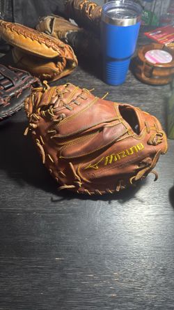 33.5” Mizuno Catcher’s Mitt