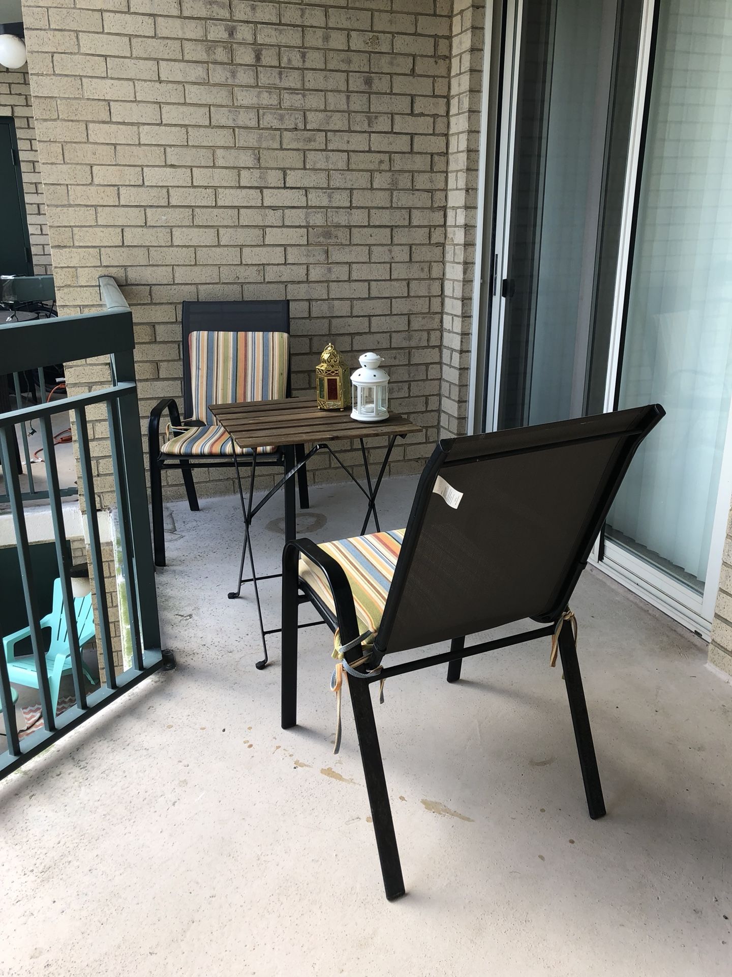 Outdoor chairs + coffee table