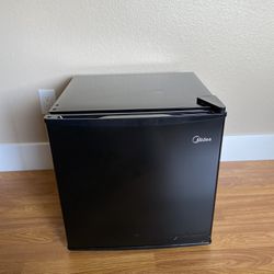 Midea Compact Mini Refrigerator
