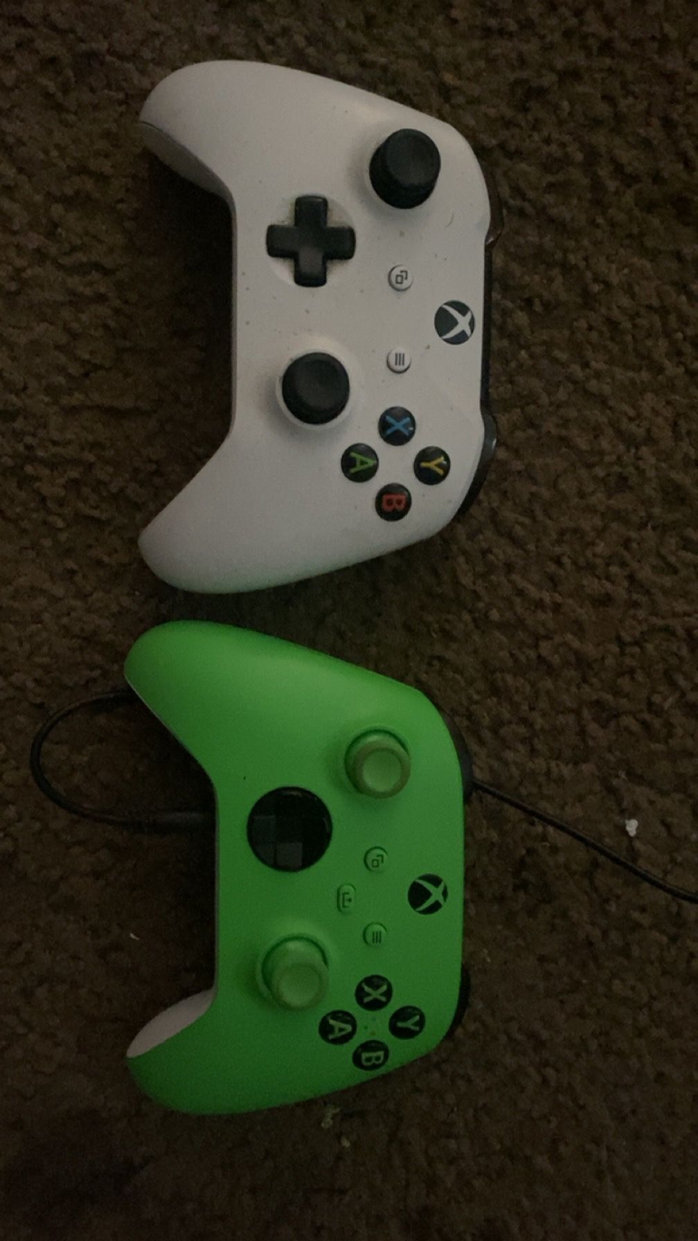 2 xbox controllers & turtle beach head set