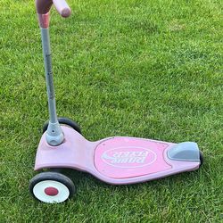 Radio Flyer Scooter. Has scratches from use - see pics. Is faded & has minor rust - see pics 
