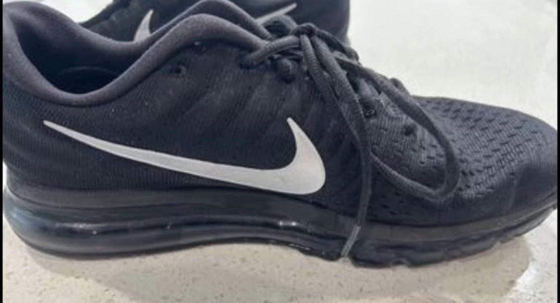 Nike Men's Nike Air Max Running Shoes Size 11 Mens. located in lake nona 32832