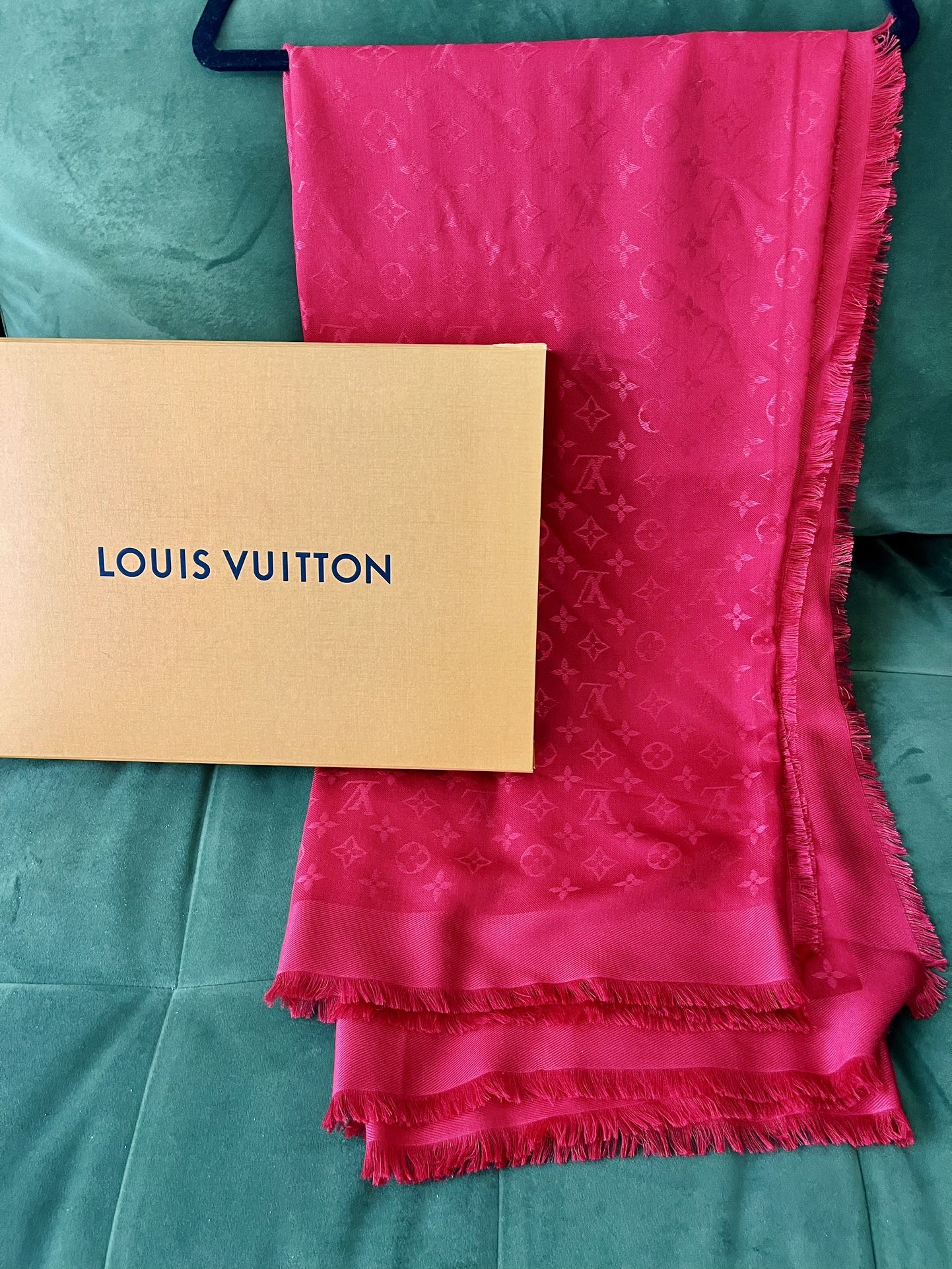 New Louis Vuitton Monogram Classic Shawl