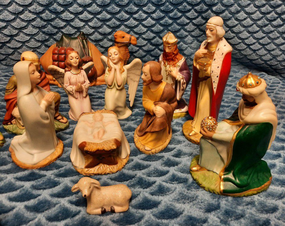 Beautiful Rare Medium/Large Scale Vintage Ceramic Nativity Set 