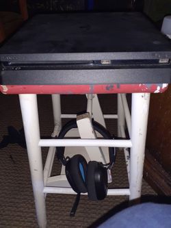 ps4 slim 1TB HHD and brand new gaming headset 