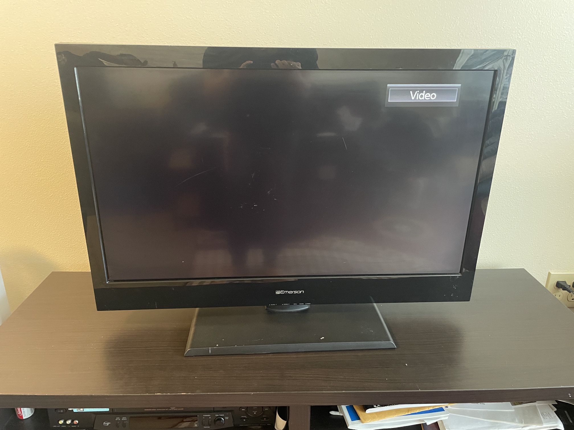 Emerson 32” LCD Display Television LC320EM2 A w/ Remote