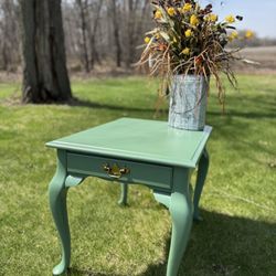 🌿 Bassett Queen Anne End Table – Sage Green – $70 FREE Delivery 