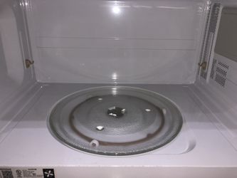 GE 1.7-cu ft 1000-Watt 29.875-in Microwave with Sensor Cooking 