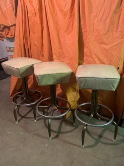 3 matching swivel Vintage bar stools in very good condition. Seat height 29”