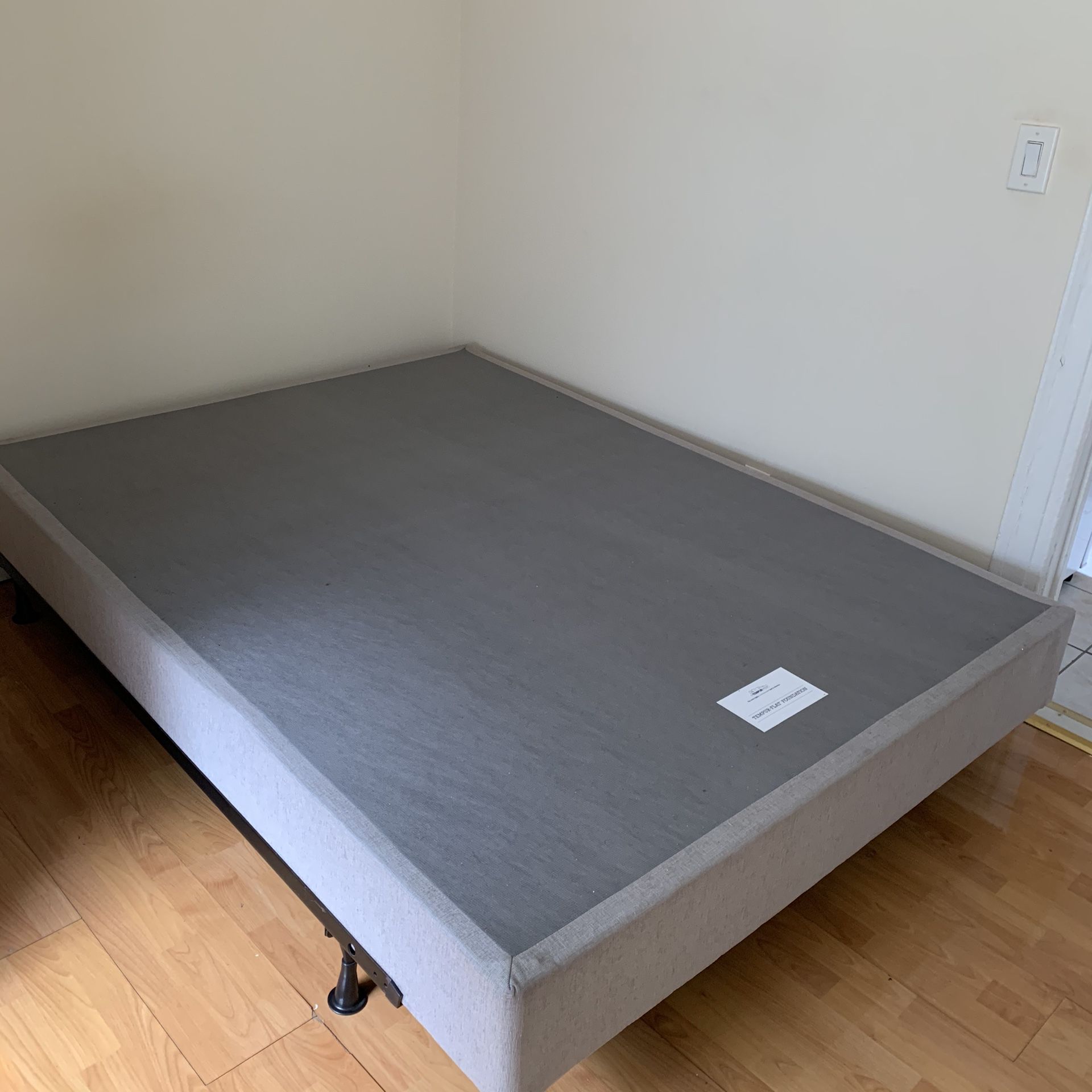 Queen size box spring with metal base