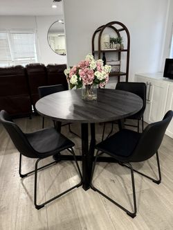 Round Dinning Table w/ Chairs