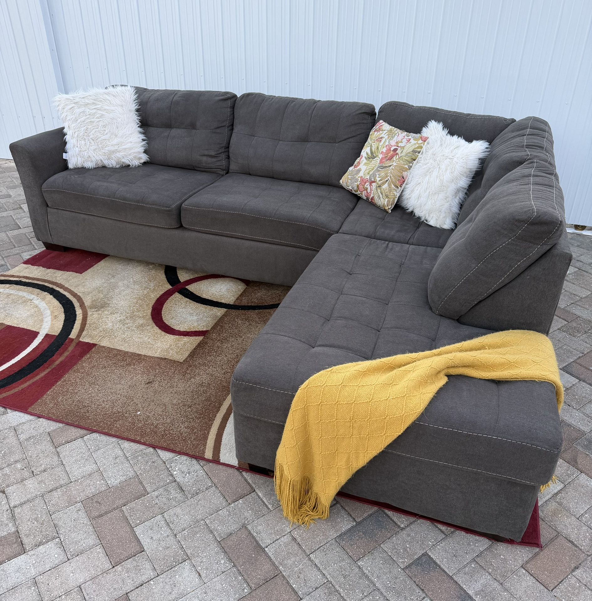 2- Piece sectional sofa in perfect condition. Delivery available for an additional cost. Dimensiones: 115x88. Gray color. Very comfortable. Price $250