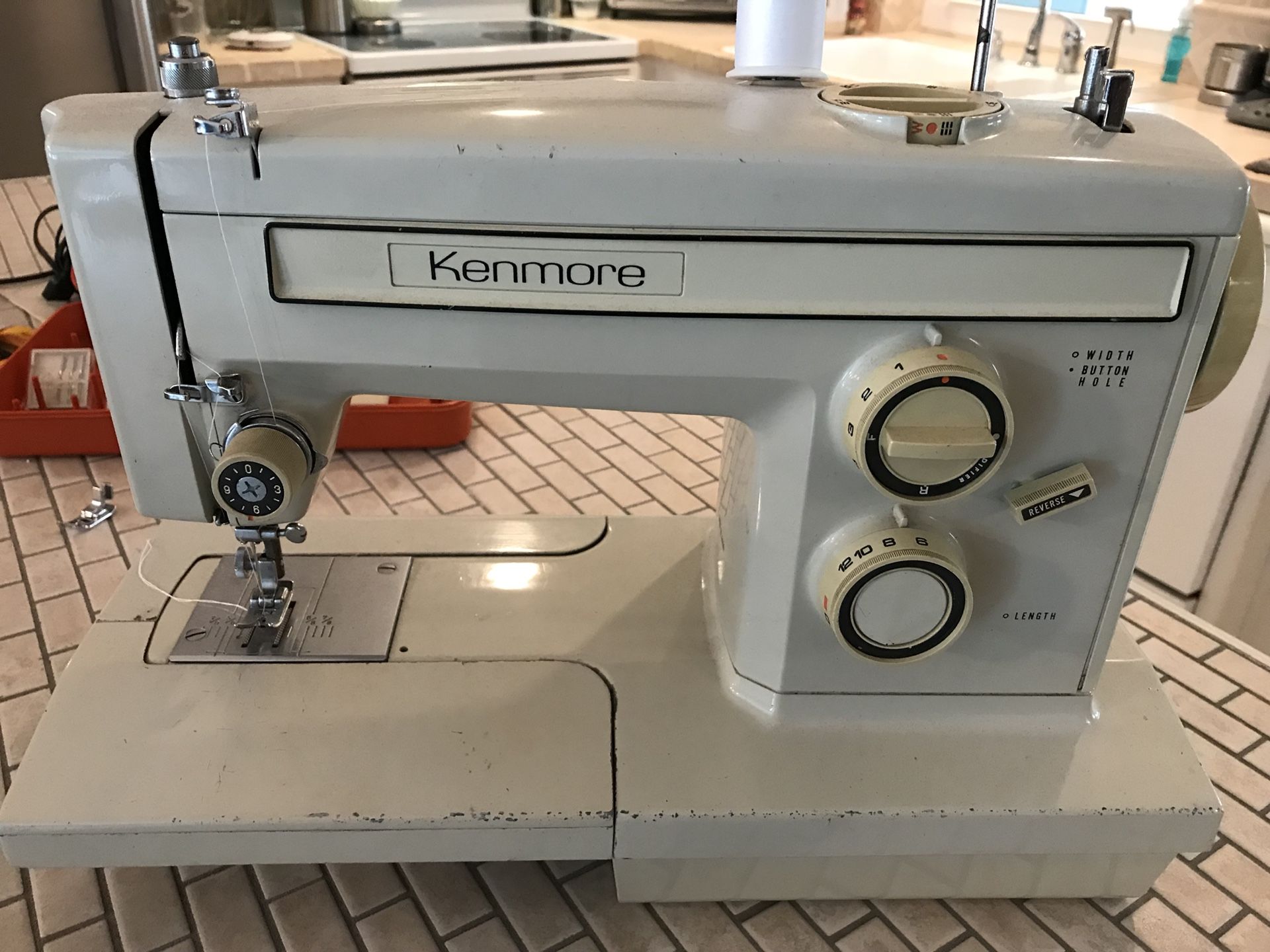 Kenmore antique sewing machine 158.15250 all metal. Runs!